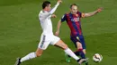 Penyerang Real Madrid, Cristiano Ronaldo berebut bola dengan gelandang Barcelona Andres Iniesta pada laga Liga Spanyol di Stadion Nou Camp, Senin (23/3/2015). Barcelona Menang 2-1 atas Real Madrid. (Reuters/Gustau Nacarino)