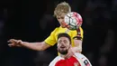 Striker Arsenal, Olivier Giroud, duel udara dengan pemain Burnley, Ben Mee. Gol tunggal Burnley terjadi pada menit ke-30 melalui gol Sam Vokes. (Reuters/Eddie Keogh)
