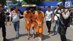 Bapak dan anak bersama-sama mencuri motor di pelataran masjid. 