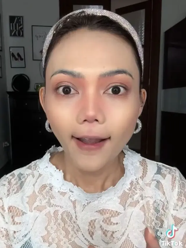 Memakai Riasan Seluruh Muka