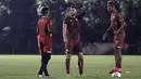 Pemain Persija Jakarta, Marko Simic, bersama Bruno Matos saat latihan di Lapangan Sutasoma Halim, Jakarta, Jumat (10/5). Latihan ini merupakan persiapan jelang laga Liga 1 Indonesia 2019. (Bola.com/Yoppy Renato)