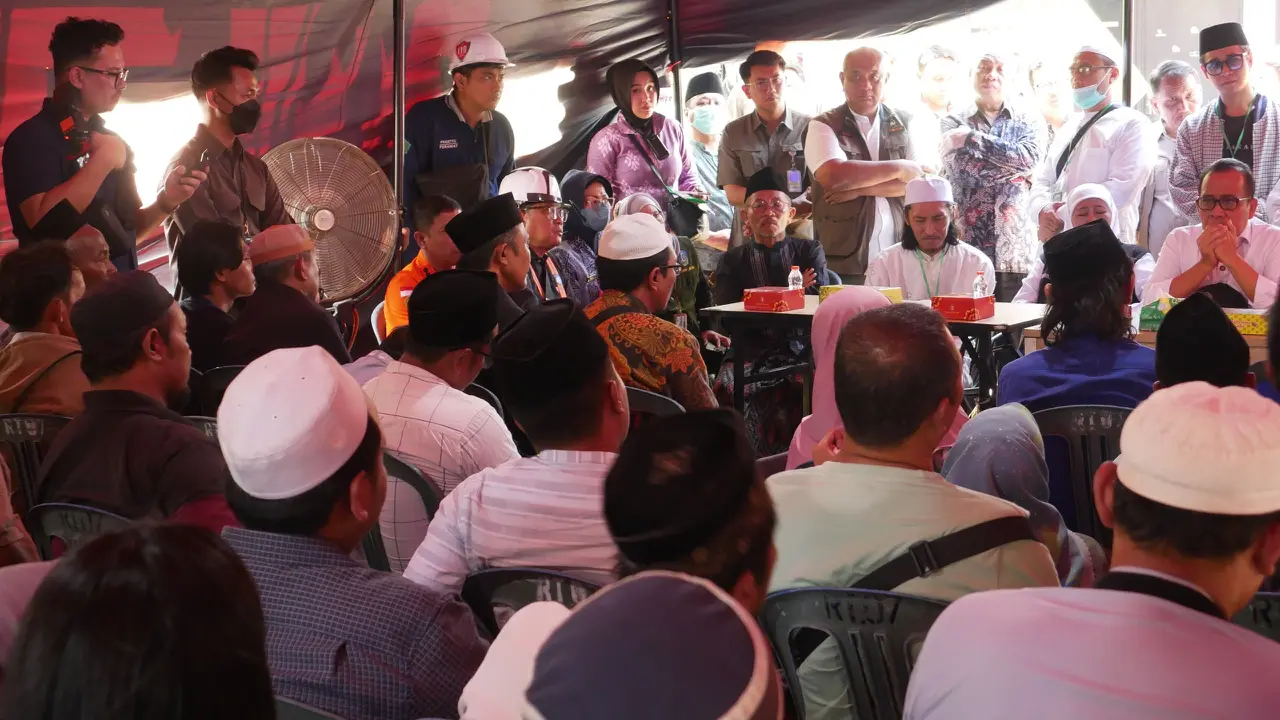 Tim SAR gabungan mengumpulkan para orang tua dan wali santri yang anaknya masih belum ditemukan dalam insiden runtuhnya bangunan Pondok Pesantren Al-Khoziny.