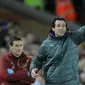 Pelatih Arsenal, Unai Emery menginstruksikan pemainnya saat bertanding melawan Liverpool pada lanjutan Liga Inggris di Anfield Stadium (29/12). Liverpool menang telak atas Arsenal 5-1. (AP Photo/Rui Vieira)