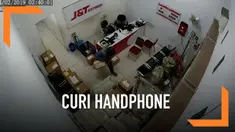CCTV di sebuah perusahaan cargo merekam aksi pencurian puluhan unit handphone di Kota Waringin Timur, Kalimantan Tengah.