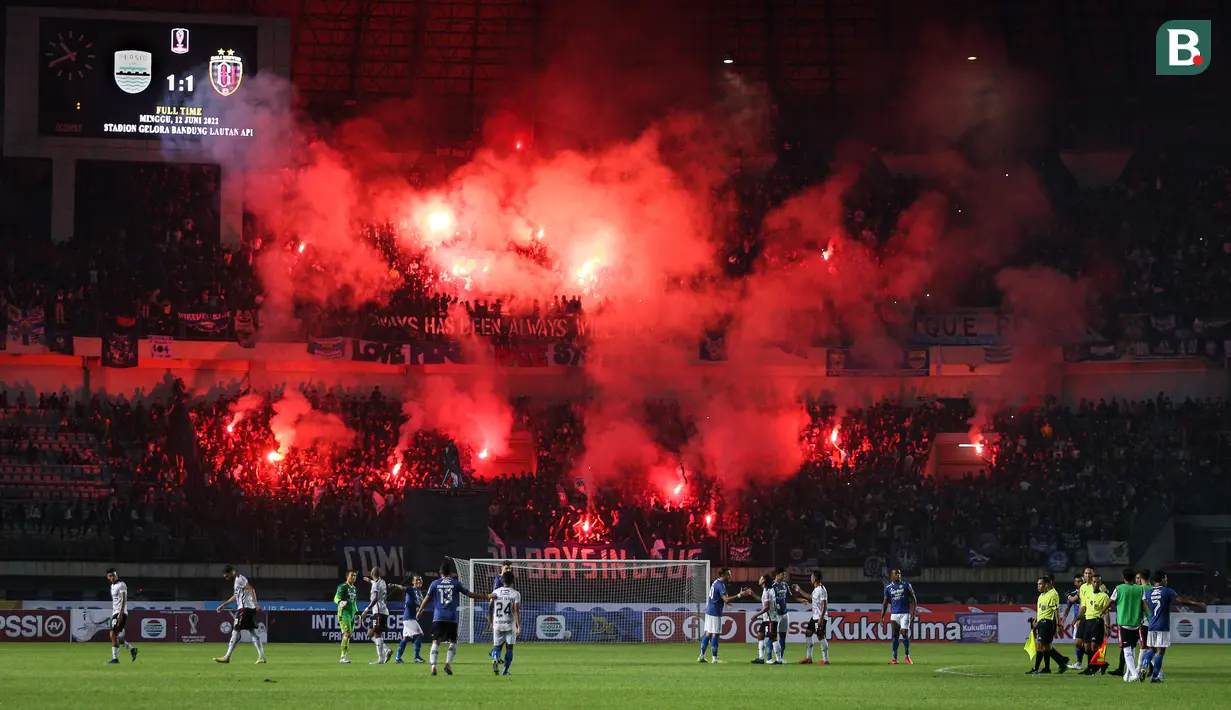 Laga panas tersaji di Grup C Piala Presiden 2022 antara tuan rumah Persib Bandung menghadapi juara BRI Liga 1 musim lalu, Bali United di Stadion Gelora Bandung Lautan Api (GBLA), Minggu (12/6/2022). Laga yang sempat terhenti akibat adanya suar dari tribun penonton ini berakhir imbang 1-1. Gol Bali United dicetak oleh eks Persija, Novri Setiawan di menit ke-4, sementara Persib baru bisa menyamakan skor di menit ke-79 via David da Silva. (Bola.com/Bagaskara Lazuardi)