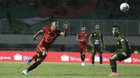 Gelandang Borneo FC, Renan Silva, berebut bola dengan pemain Tira Persikabo pada laga Shopee Liga 1 di Stadion Pakansari, Bogor, Minggu (1/9). Borneo tahan imbang 2-2 Tira Persikabo. (Bola.com/Yoppy Renato)