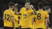 Pemain Wolverhampton Wanderers, Raul Jimenez, melakukan selebrasi usai mencetak gol ke gawang Liverpool pada laga Piala FA di Stadion Molineux, Senin (7/1). Liverpool takluk 1-2 dari Wolverhampton Wanderers. (AP/Rui Vieira)