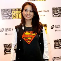 Dalam persoalan karir, Acha tak ingin terlalu terobsesi. Semisal untuk mengejar karir internasional, saat ini pemeran film Love Is Cinta tersebut tak mau 'ngoyo'. (Andy Masela/Bintang.com)