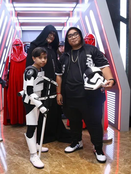 "hampir sampai! 3 hari lagi!!! tidak bisa percaya semua ini terbuat dari busa kecuali kapak dan helm #pertamapengacara #andawars #TheLastJedi #stormtrooper," tulis Igor di Instagram pada foto potongan kostum buatannya. (Nurwahyunan/Bintang.com)