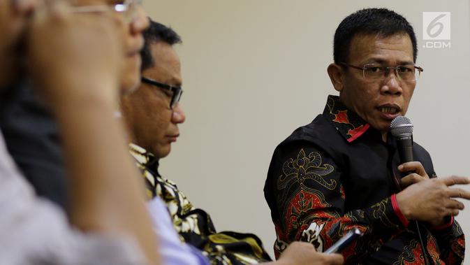 Anggota Komisi III Fraksi PDIP DPR Masinton Pasaribu), dan Ketua Komisi V Fraksi Partai Gerindra Farry Djemi Francis saat Diskusi Forum Legislasi di Jakarta, Selasa (21/8). (Liputan6.com/JohanTallo)