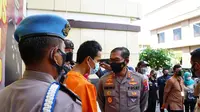 Kakak pelaku sodomi santri di Sidoarjo ditangkap. (Dian Kurniawan/Liputan6.com)