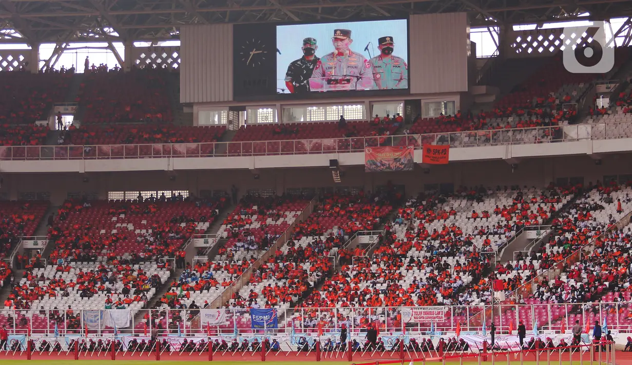 Layar memperlihatkan Kapolri Jenderal Pol Listyo Sigit Prabowo saat menyapa para buruh dalam  perayaan puncak Hari Buruh Indonesia bertajuk May Day Fiesta di Stadion Utama Gelora Bung Karno (GBK) Senayan, Jakarta, Sabtu (14/5/2022). Pada kesempatan itu, Kapolri juga mengucapkan selamat ulang tahun bagi seluruh buruh di Tanah Air, bertepatan dengan Hari Buruh Internasional pada 1 Mei 2022. (Liputan6.com/Angga Yuniar)