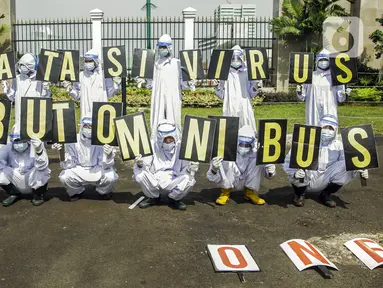 Aktivis Walhi saat menggelar aksi damai di depan Gedung MPR/DPR/DPD, Jakarta, Kamis (9/7/2020). Dalam aksinya mereka menyerukan untuk menolak dan menghapus RUU Omnibus Law Cipta Lapangan Kerja. (Liputan6.com/Johan Tallo)