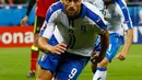 Penyerang Italia, Graziano Pelle (depan) melakukan selebrasi usai mencetak gol kegawang Belgia pada pertandingan grup E Piala Eropa di Stade de Lyon, Prancis, (14/6). Italia menang atas Belgia dengan skor 2-0. (REUTERS/Jason Cairnduff)