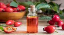 Rosehip Oil memiliki sifat pelembap yang kuat dengan vitamin A, C, dan E untuk mengurangi munculnya kerutan dan perubahan warna kulit. Sering disebut minyak anti penuaan karena kemampuannya menembus jauh ke dalam kulit. Foto: Shutterstock.