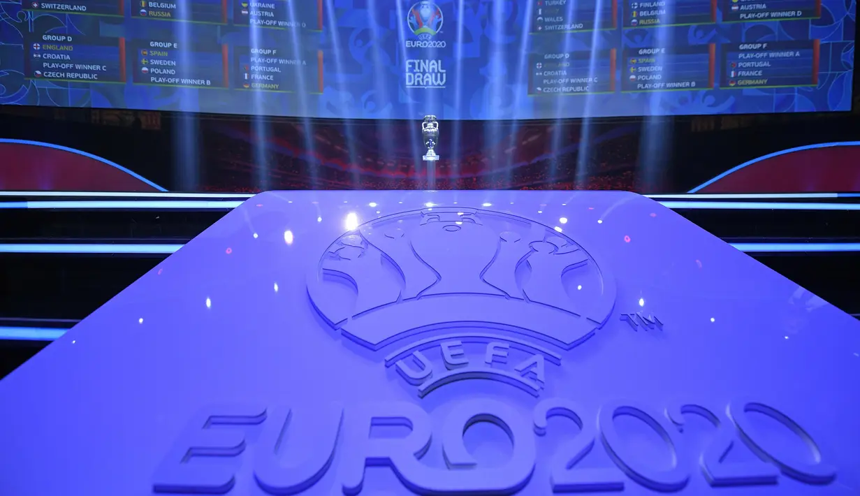 Papan skor menunjukkan hasil akhir negara yang lolos ke turnamen Piala Eropa 2020 di Bucharest, Rumania, 30 November 2019.  Sebelumnya, Italia sudah melayangkan permintaan penundaan Piala Eropa 2020 kepada UEFA akibat pandemi  virus corona COVID-19. (AP Photo/Andreea Alexandru, File)
