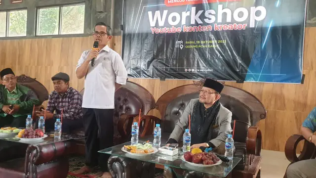 Kepala Dinas Komunikasi dan Informasi Garut Mukhsin, tengah memberikan sambutan dalam kegiatan workshop Youtube Konten Kreator yang digelar LTNU dalam penyambutan Hari Santri Nasional (HSN) 2022. (Liputan6.com/Jayadi Supriadin)
