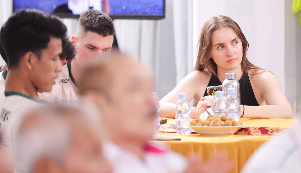 Beberapa pemain Proliga saat menghadiri syukuran peringatan Hari Ulang Tahun (HUT) Persatuan Bola Voli Seluruh Indonesia (PBVSI) ke-71 di Gedung Serbaguna Padepokan Voli Sentul, Bogor, Jawa Barat, pada Kamis (26/2/2026) sore hari WIB. (Bola.com/Abdul Aziz)