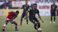 Gelandang Borneo FC, Sultan Samma, berusaha melewati gelandang Persija, Ramdani Lestaluhu, pada laga Liga 1 di Stadion Patriot Bekasi, Jawa Barat, Minggu (16/7/2017). Persija menang 1-0 atas Borneo FC. (Bola.com/Vitalis Yogi Trisna)