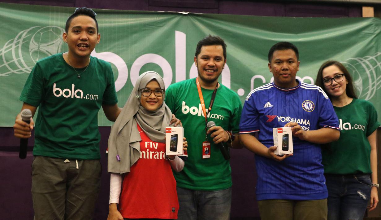 Bola.com memberikan door prize saat acara nonton bareng Liga Premier Inggris antara Chelsea melawan Arsenal di Hotel Amaroossa Grande, Bekasi. Sabtu (19/9/2015). (Bola.com/Arief Bagus)