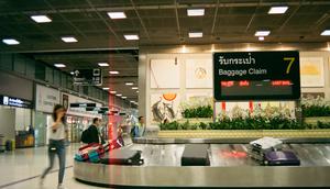 Ilustrasi menunggu bagasi di bandara Thailand. (dok. Rach Teo/Unsplash)