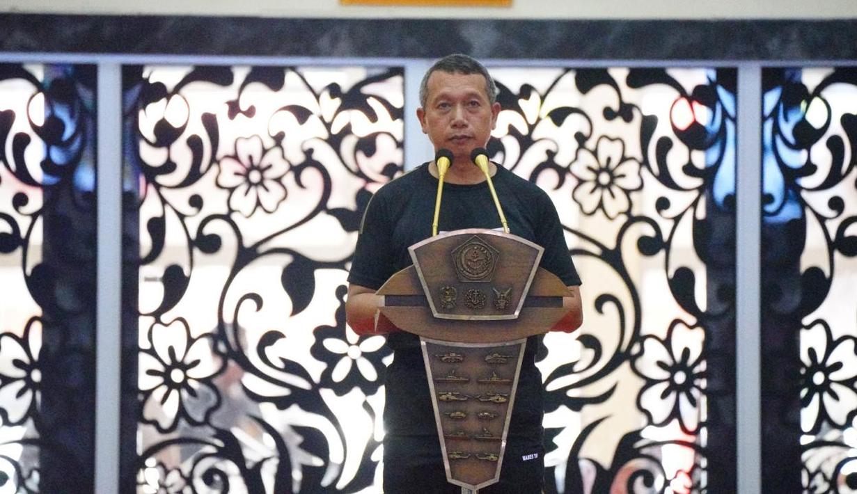 Pa Sahli Tk. III Bidang Bantuan Kemanusiaan (Banusia) Panglima TNI Laksda TNI Rachmad Jayadi, M.Tr. (Han) mewakili Aspers Panglima TNI Marsda TNI Mohammad Syafii, S.I.P., M.M., menutup Pertandingan Bola Voli Kartini Cup XX Tahun 2024 yang digelar di GOR Ahmad Yani Mabes TNI Cilangkap, Jakarta Timur, Kamis (30/5/2024). (Dok. Puspen Mabes TNI)