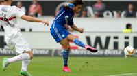 Gelandang Schalke, Leroy Sane (kiri) saat mencetak gol ke gawang Stuttgart (20/9/2015). Sane diincar Manchester United, Barcelona dan Manchester City.  (EPA/Daniel Maurer)