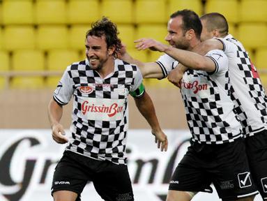 Fernando Alonso pimpin tim sepak bola pebalap F1 kalahkan tim Pangeran Albert dalam laga amal yang berlangsung Stade Louis II Monako, Selasa (24/5/2016). Fernando Alonso mencetak gol dalam pertandingan tersebut. (AFP/Jean Christophe Magnenet)