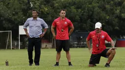 Pelatih Persija Jakarta, Sergio Farias, saat menghadiri sesi latihan di Lapangan Sutasoma, Jakarta, Jumat (17/1/2020). Pria asal Brasil ini akan memimpin pasukan Macan Kemayoran untuk mengarungi Liga 1 musim depan. (Bola.com/M Iqbal Ichsan)