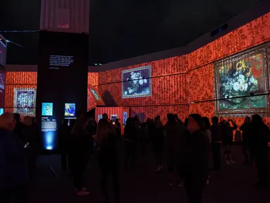 Suasana pameran imersif luar ruangan bertajuk "Digital Nights Wellington -- Van Gogh Alive" di Wellington, Selandia Baru, 1 Oktober 2020. Pameran musikal dan visual tersebut mengajak para pengunjung lebih mengenal karya-karya Van Gogh dengan warna-warni cerah dan detail yang hidup. (Xinhua/Guo Lei)