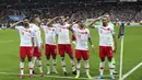Para pemain Turki memberi hormat ketika mereka merayakan gol ke gawang Prancis selama pertandingan Grup H Kualifikasi Piala Eropa 2020 di Stade de France di Saint Denis, utara Paris (14/10/2019). Dengan Hasil ini kedua tim memilki poin sama 19. (AP Photo/Thibault Camus)