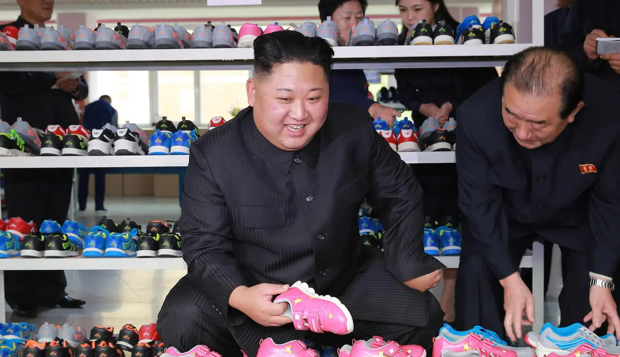 Pemimpin Korea Utara Kim Jong-Un mengecek sepatu saat mengunjungi pabrik sepatu Ryuwon di Pyongyang 19 Oktober 2017. (AFP Photo/KCNA Via KNS/Str/South Korea Out/Republic Of Korea Out)