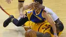 Duel perebutan bola LeBron James dari Cleveland Cavaliers dengan Stephen Curry dari Golden State Warriors (kiri) pada gim ketiga final NBA. (EPA/Larry W Smith)