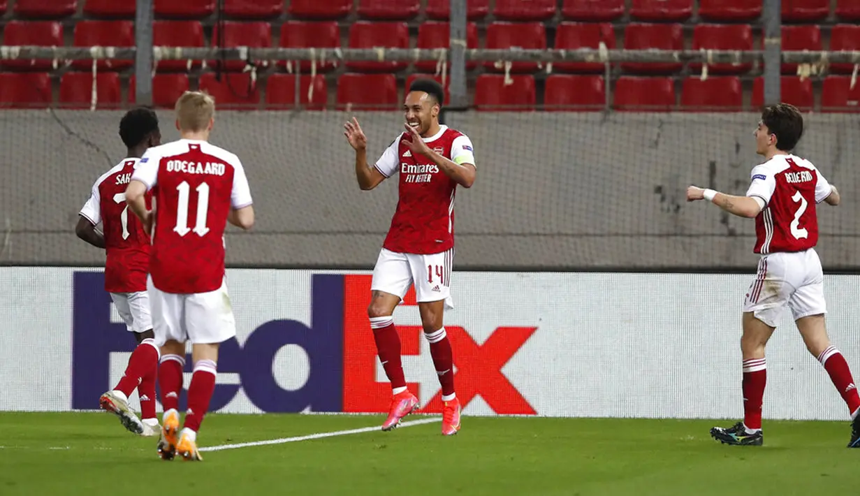 Pemain Arsenal Pierre-Emerick Aubameyang (kedua kanan) merayakan bersama rekan setimnya usai mencetak gol ke gawang Benfica pada leg kedua babak 32 besar Liga Europa di Stadion Georgios Karaiskakis, Piraeus, Athena, Yunani, Kamis (25/2/2021). Arsenal menang 3-2. (AP Photo/Thanassis Stavrakis)