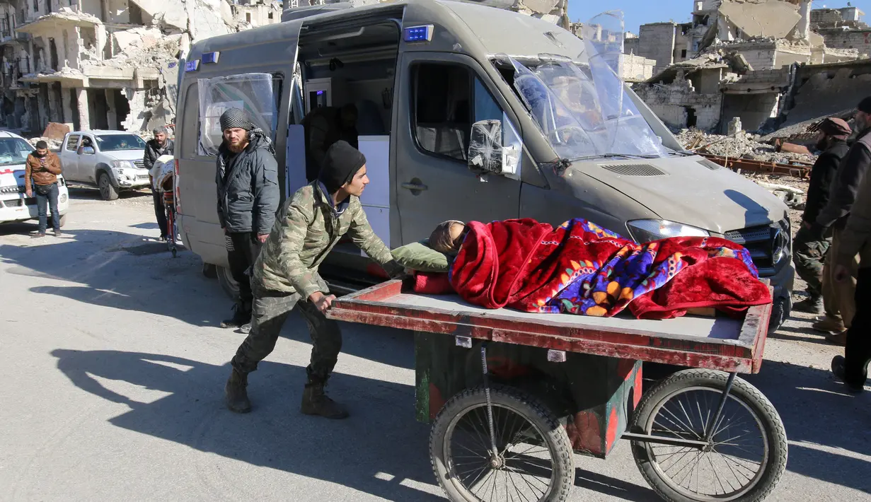 Warga mendorong gerobak yang mengangkut seorang wanita untuk dievakuasi dari wilayah yang dikuasai pemberontak di Aleppo, Suriah, Kamis (15/12). Bus dan ambulans digunakan untuk mengevakuasi ribuan warga dari wilayah tersebut. (REUTERS/Abdalrhman Ismail)