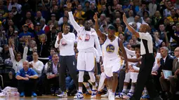 Pebasket Golden State Warriors Harrison Barnes mencetak tiga angka saat menghadapi Detroit Pistons di ORACLE Arena, California, Senin (9/11/2015). Warriors menang 109-95. (Getty Images/AFP/Ezra Shaw)