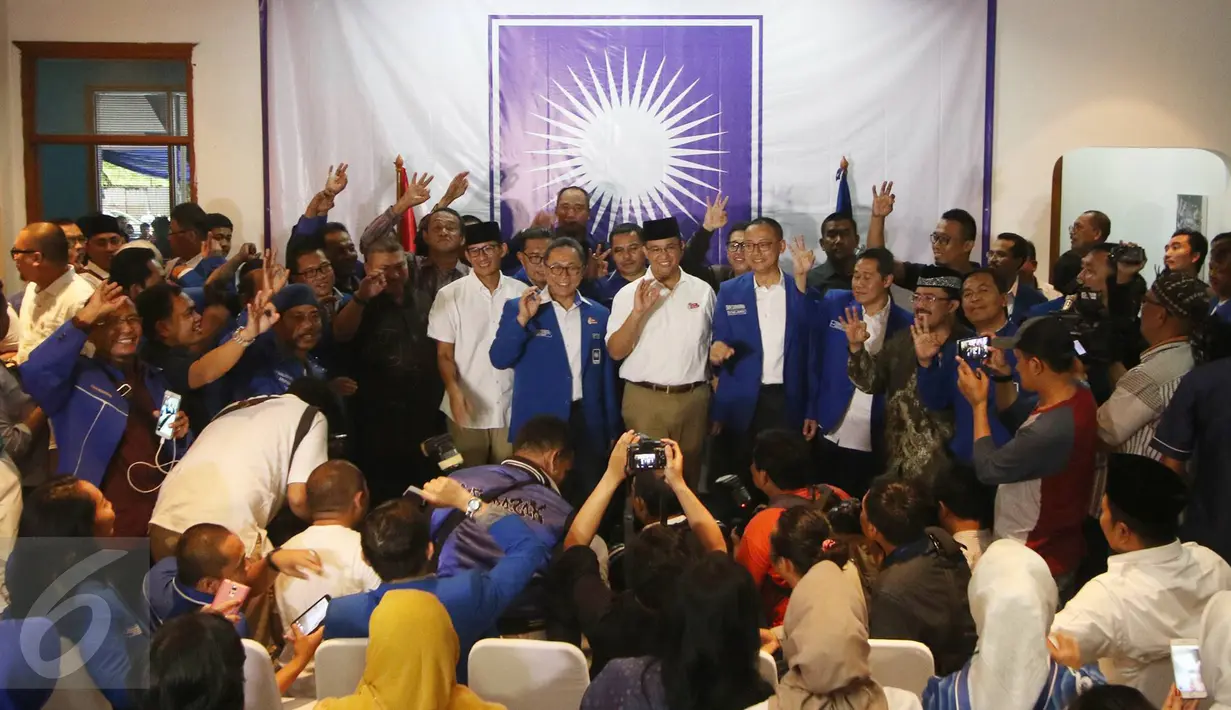 Ketua Umum Partai Amanat Nasional (PAN) Zulkifli Hasan beserta kader PAN dan calon gubernur dan wakil gubernur Anies Baswesan - Sandiaga Uno berfoto bersama saat deklarasi dukungan di Jakarta, Rabu (22/3). (Liputan6.com/Immanuel Antonius)