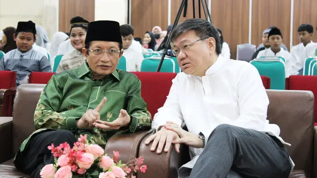 Duta Besar Singapura untuk Indonesia Kwok Fook Seng dan Imam Besar Masjid Istiqlal Nasaruddin Umar saat buka puasa bersama di Masjid Istiqlal, Jakarta, Senin (25/3/2024).