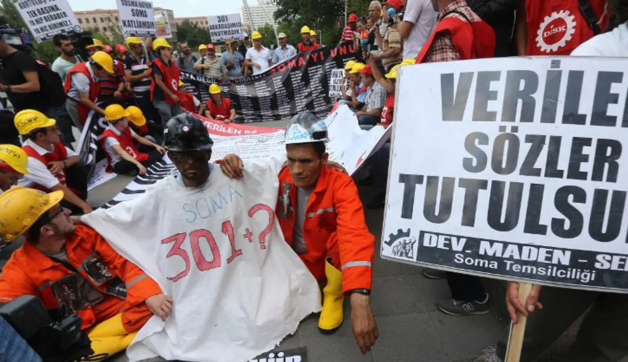 Dalam aksinya, para penambang menuliskan angka jumlah korban tewas dalam ledakan tambang di Soma, beberapa waktu lalu, Ankara, (16/7/2014). (AFP PHOTO/Adem Altan)