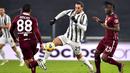 Gelandang Juventus, Adrien Rabiot, berusaha melewati pemain Torino pada laga Liga Italia di Stadion Allianz, Minggu (6/12/2020). Juventus menang dengan skor 2-1. (Marco Alpozzi/LaPresse via AP)