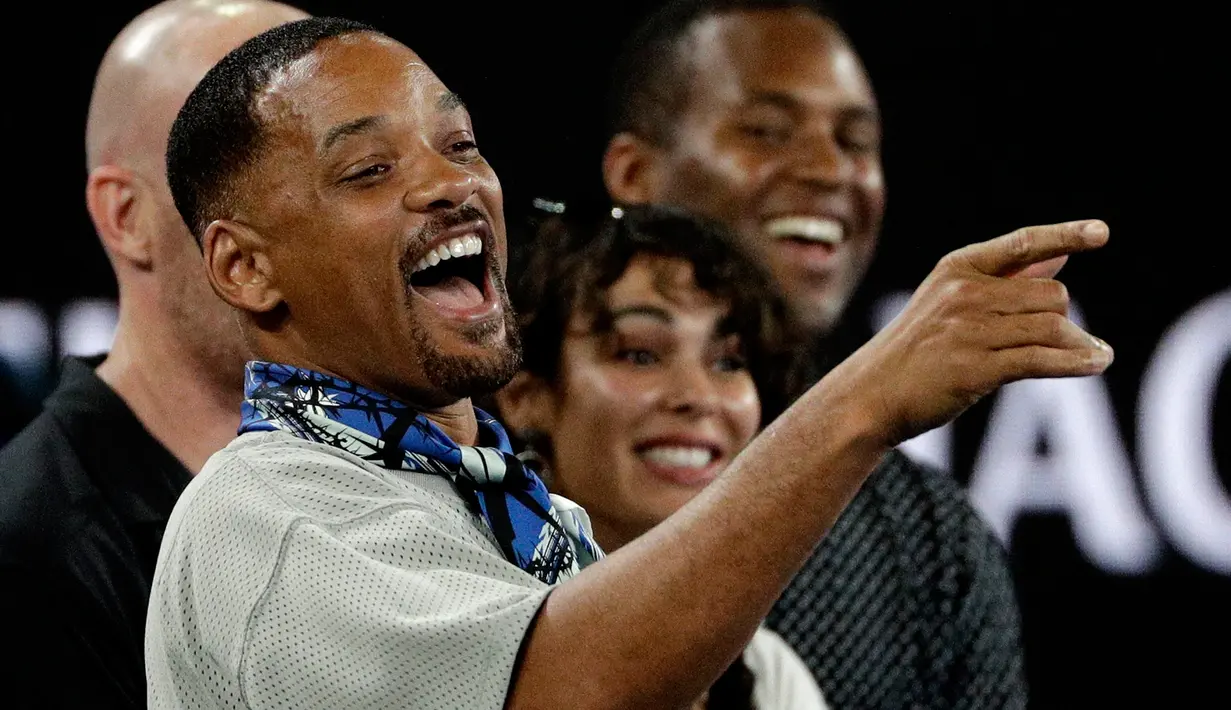 Ekspresi aktor AS Will Smith saat menonton pertandingan putaran ketiga antara petenis Prancis Jo-Wilfried Tsonga melawan petenis Australia Nick Kyrgios di Australia Terbuka di Melbourne, Australia (19/1). (AP Photo/Dita Alangkara)