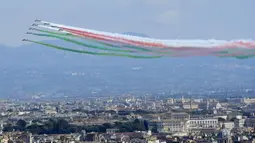 Tim aerobatik Italia Frecce Tricolori menampilkan pertunjukan dalam upacara peringatan Hari Pembebasan Italia di Roma, Italia, Sabtu (25/4/2020). Italia memperingati Hari Pembebasan ke-75 dengan cara yang paling tidak biasa karena digelar di masa pandemi virus corona COVID-19. (Xinhua)