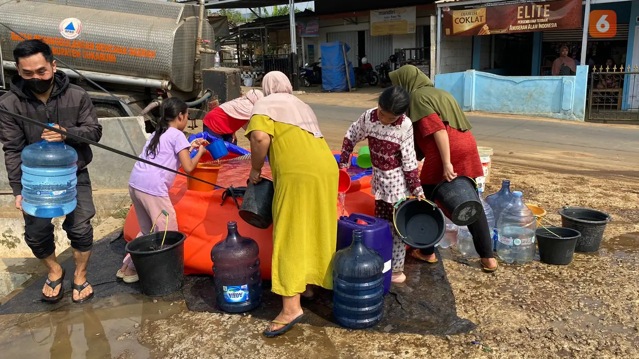 Krisis air bersih akibat saluran irigasi jebol di Desa Karang Tengah Kecamatan Cibadak Kabupaten Sukabumi. (Liputan6.com/Fira Syahrin).