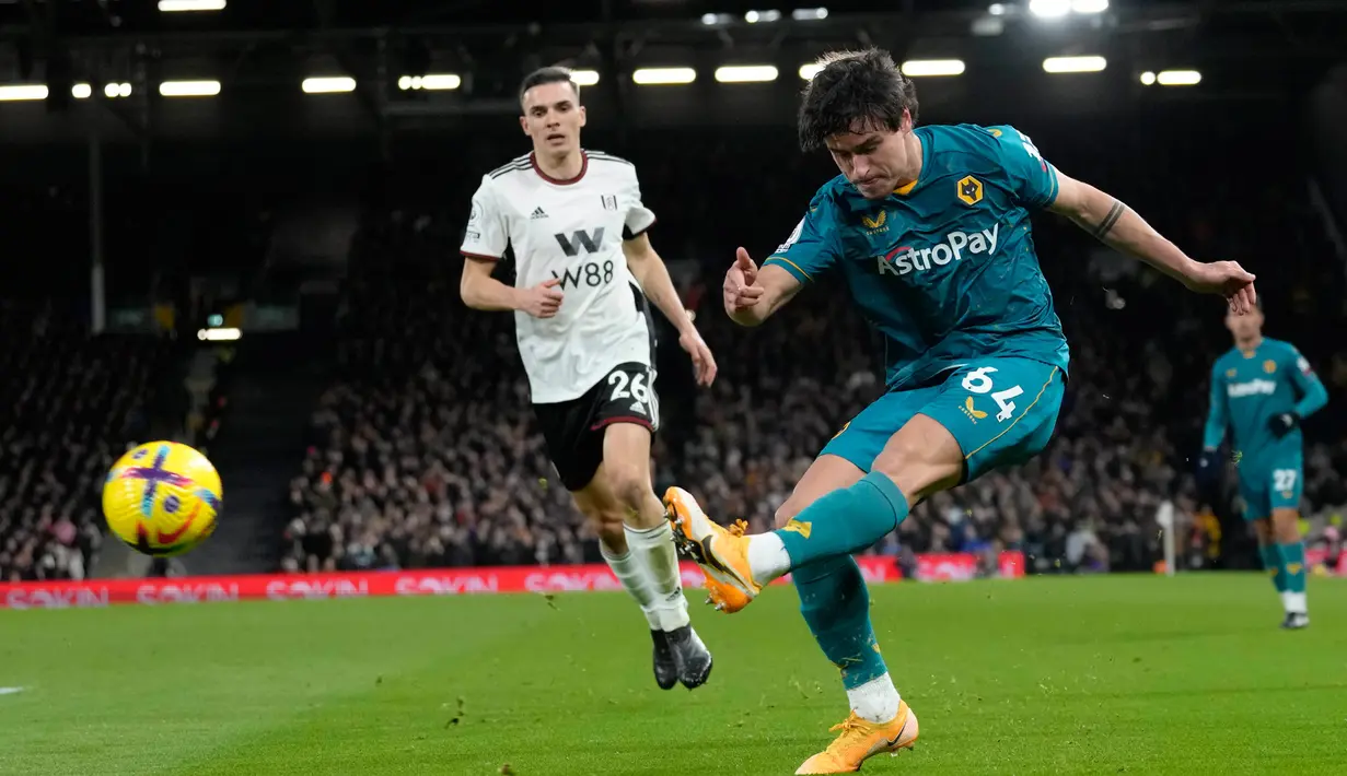 Pemain Wolverhampton Wanderers Hugo Bueno menendang bola saat malawan Fulham pada pertandingan sepak bola Liga Inggris di Stadion Craven Cottage, London, Inggris, 24 Februari 2023. Pertandingan berakhir imbang 1-1. (AP Photo/Kirsty Wigglesworth)