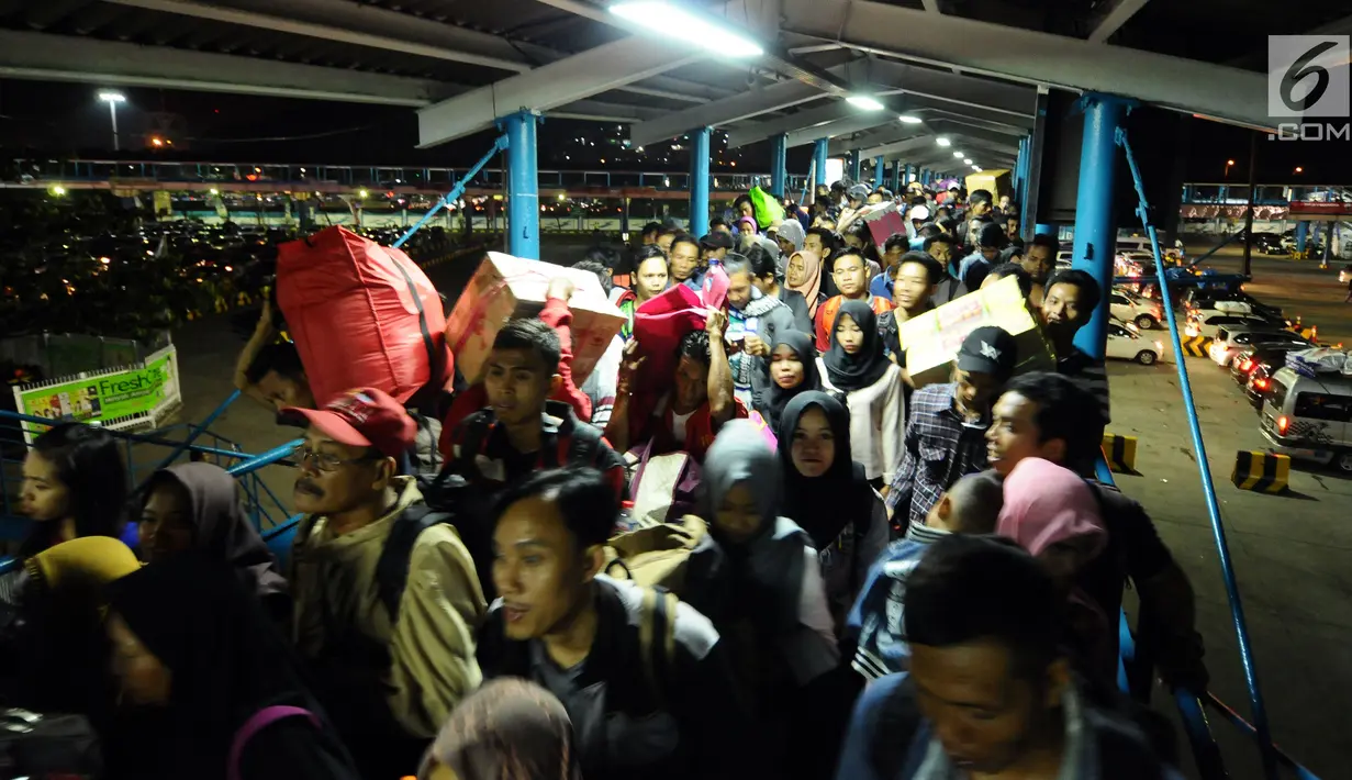 Sejumlah pemudik bersiap masuk ke dalam kapal penyeberangan di Dermaga I Pelabuhan Merak, Banten, Kamis (22/6). Dini hari, ribuan pemudik menyeberang dari Pelabuhan Merak menuju Bakauheni, Lampung. (Liputan6.com/Helmi Fithriansyah)