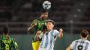 <p>Pemain Timnas Mali U-17, Issa Traore (atas) memenangi duel udara dengan pemain Timnas Argentina U-17, Agustin Ruberto pada laga perebutan tempat ketiga Piala Dunia U-17 2023 di Stadion Manahan, Solo, Jumat (1/12/2023). (Bola.com/Bagaskara Lazuardi)</p>