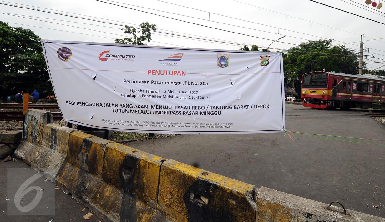 Kereta Commuter Line melintasi perlintasan sebidang di Pasar Minggu yang ditutup sementara, Jakarta, Selasa (9/5). Penutupan secara permanen akan dilakukan pada 2 Juni mendatang. (Liputan6.com/Helmi Fithriansyah)