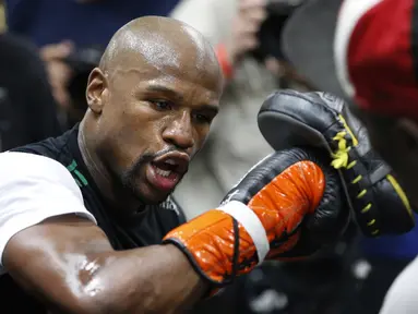 Jelang mega duel melawan Manny Pacquiao, Mayweather berlatih keras. (AP Photo/John Locher)