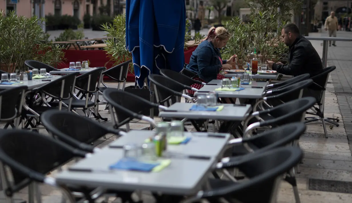 Pengunjung makan siang sebelum penutupan restoran dan bar di Marseille, selatan Prancis, Minggu (27/9/2020). Restoran dan bar di Marseille pada hari Minggu bersiap tutup selama sepekan sebagai bagian dari pembatasan baru baru Covid-19. (AP Photo/Daniel Cole)