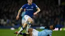 Aksi Gabriel Jesus menghadang Jonjoe Kenny pada laga lanjutan Premier League yang berlangsung di stadion Goodison Park, Liverpool, Kamis (7/2). Manchester City menang 2-0 atas Everton. (AFP/Paul Ellis)